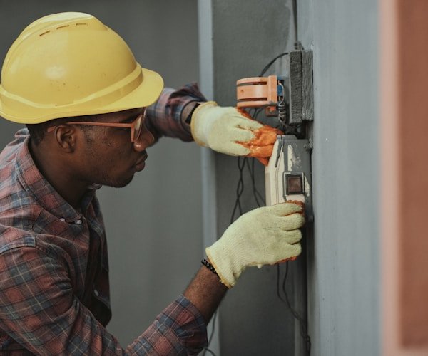 Tecnico elettricista al lavoro